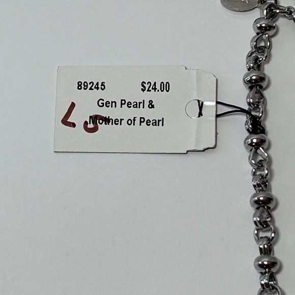 Cookie Lee Gen Pearl & Mother Of Pearl Leaf Pendant Necklace - Picture 6 of 9